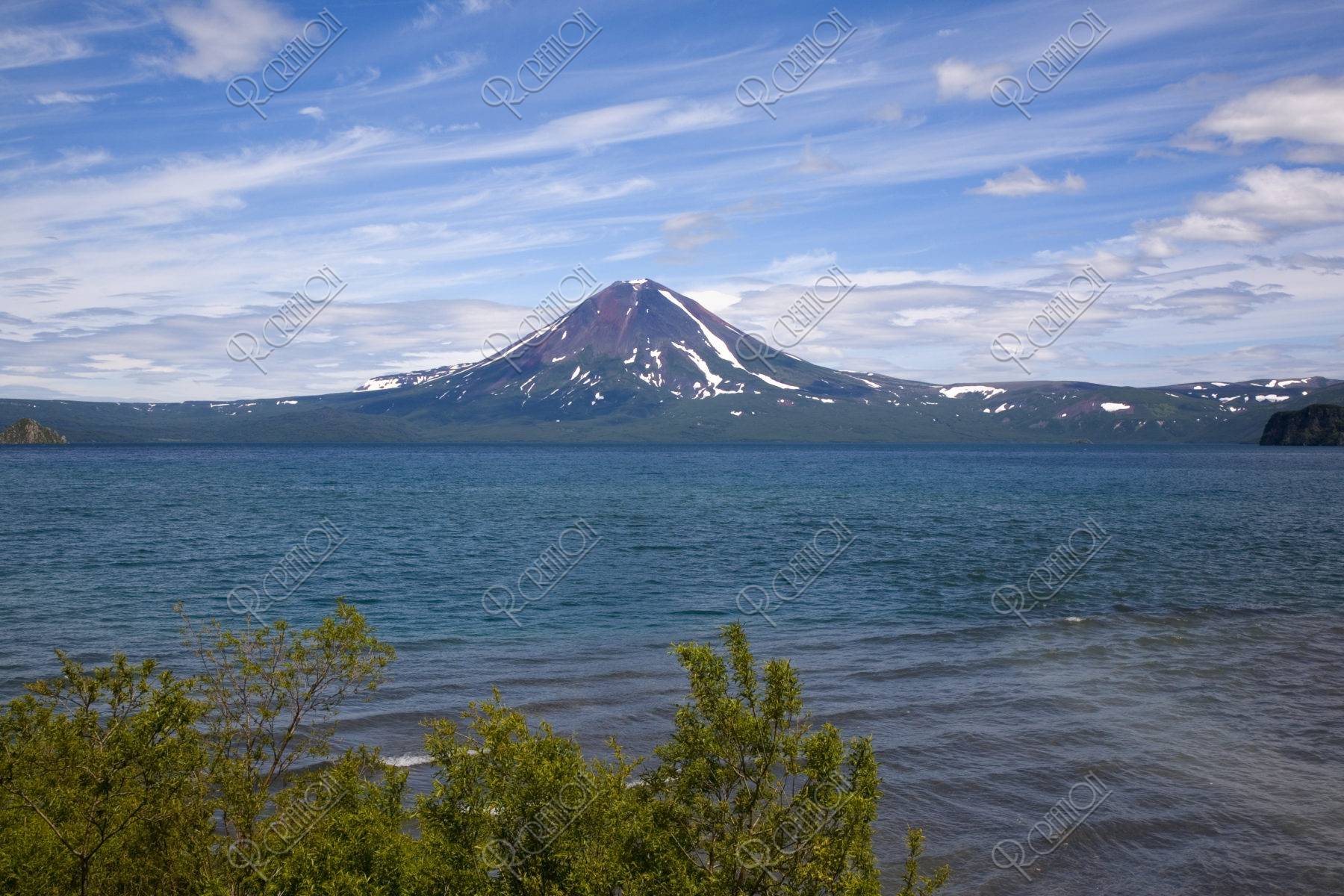 クリル湖とイリンスキー火山