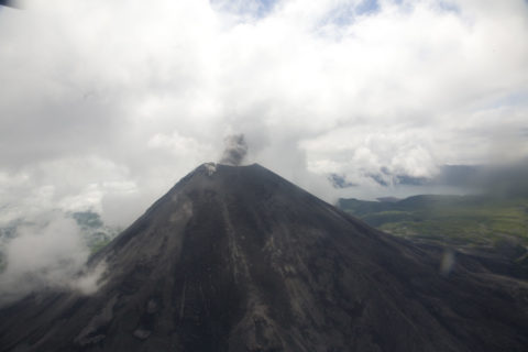 噴煙を上げる火山 世界遺産