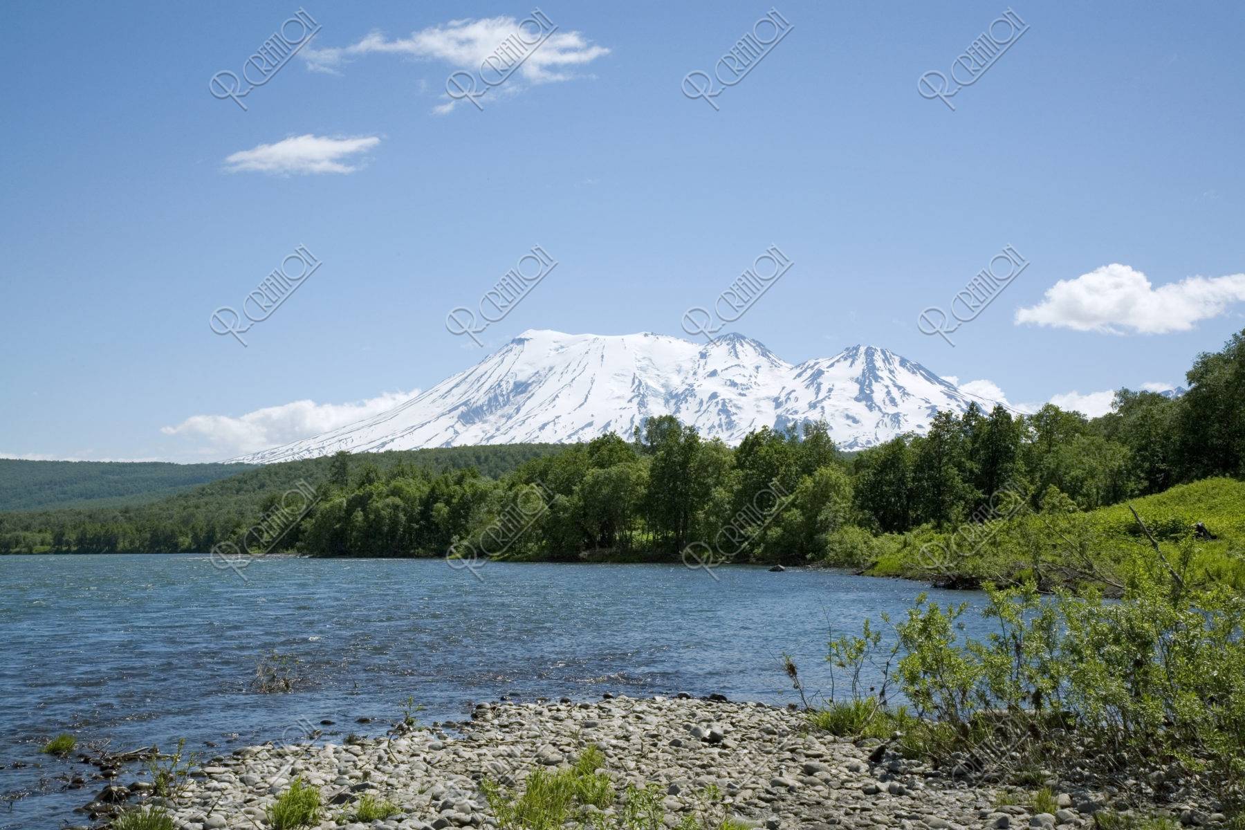 ジュノバノフスキー火山とジェンズール川