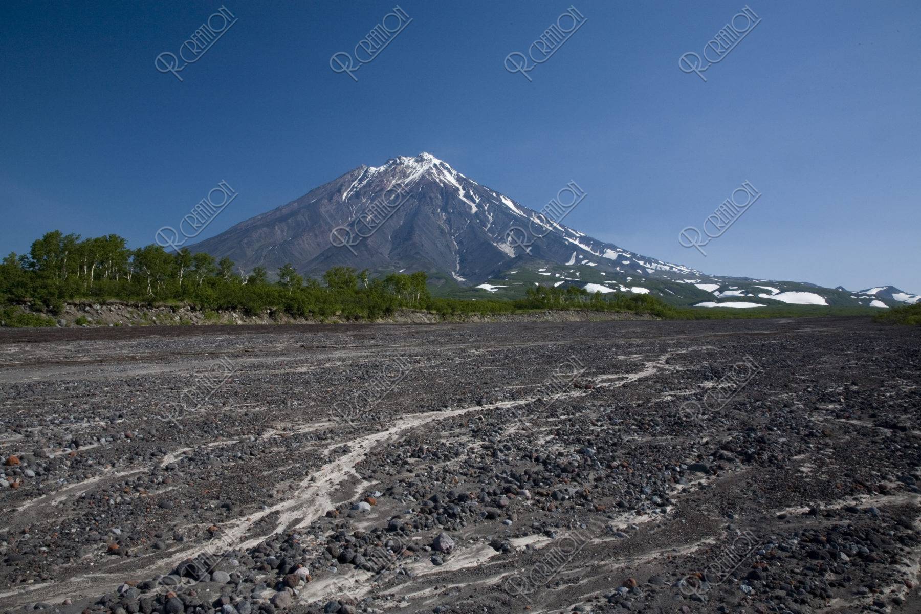 コリャークスキー火山と枯川 アバチャ高原