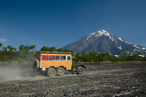 コリャークスキー火山と６輪駆動車 アバチャ高原