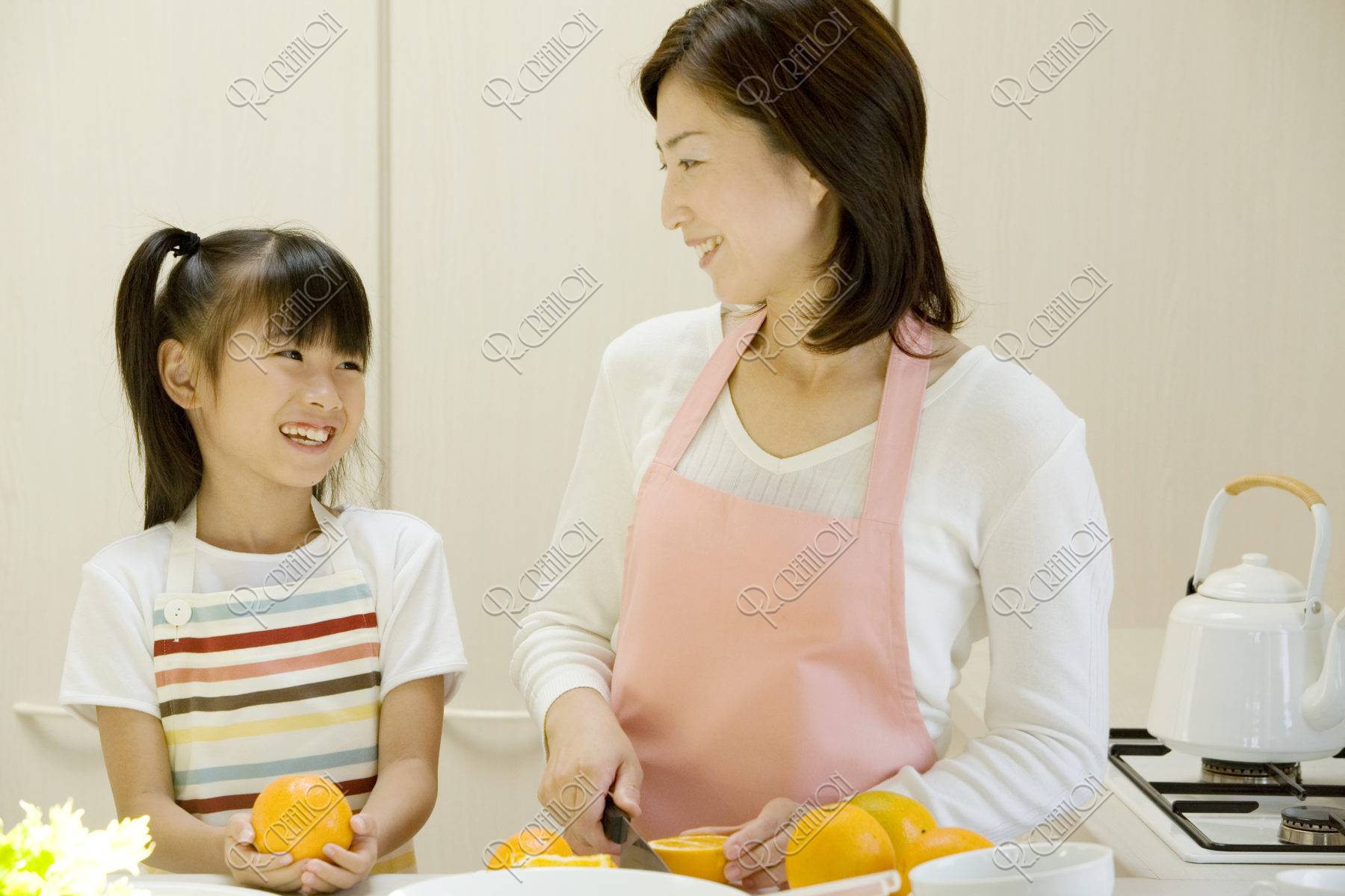 キッチンの母と娘
