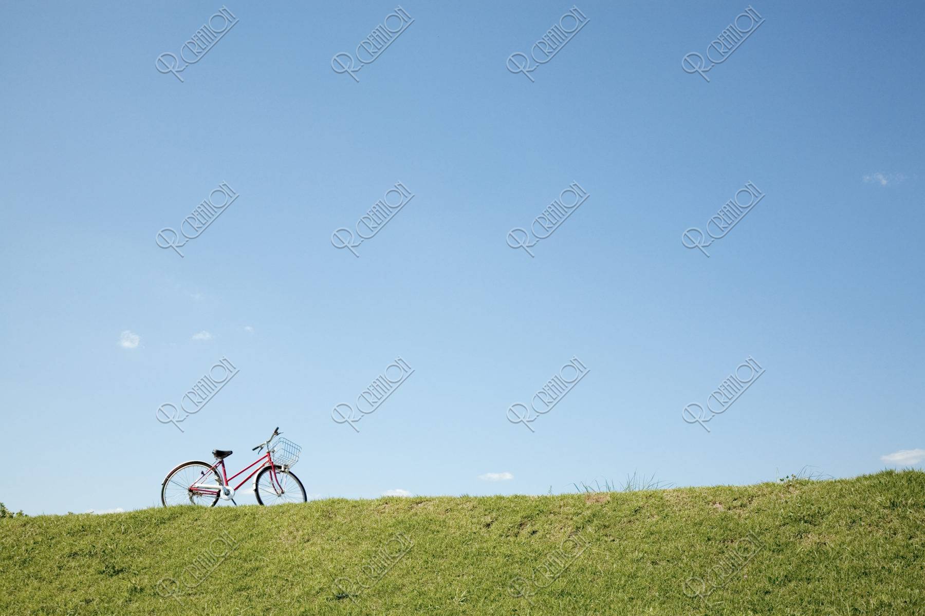 土手と赤い自転車