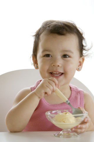 アイスクリームを食べる女の子