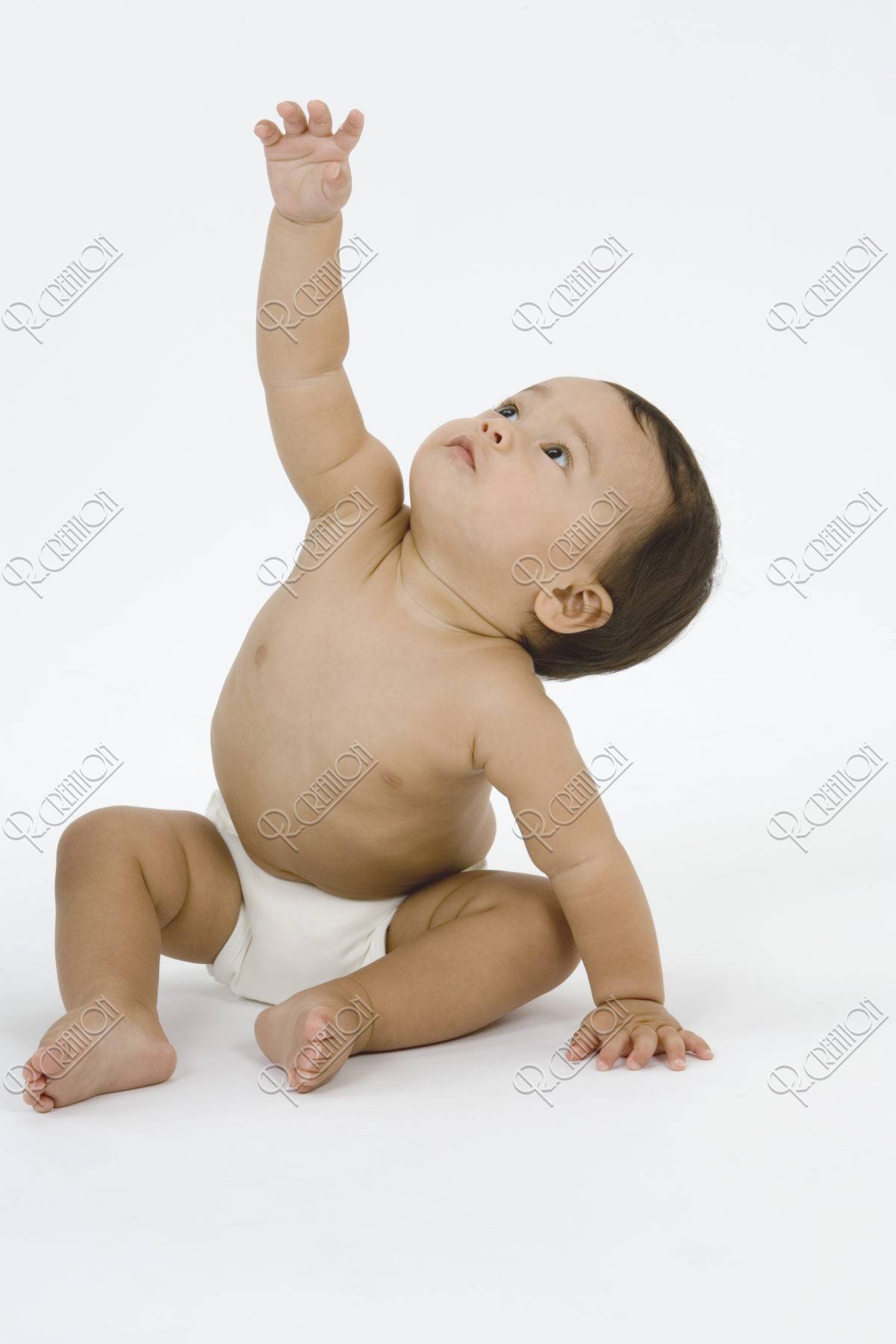 手を挙げる赤ちゃん