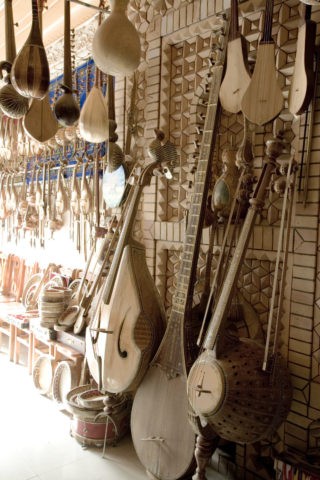 職人街 民族楽器店
