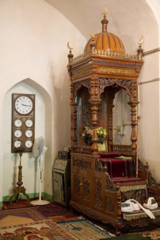 エイティガール寺院 ミンバルと折り時計
