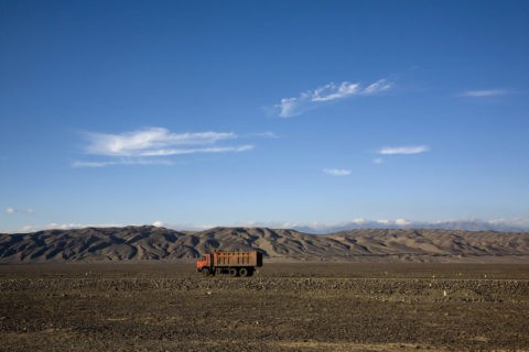 砂漠の中を走る車