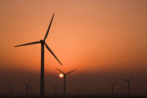 風力発電所と夕日