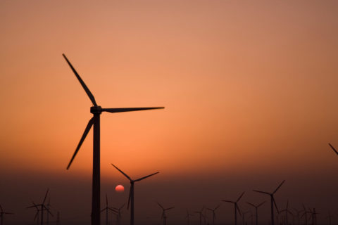 風力発電所と夕日