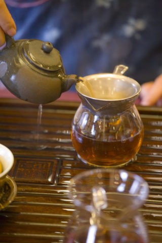 中国茶（プーアル茶）を入れる 昆明