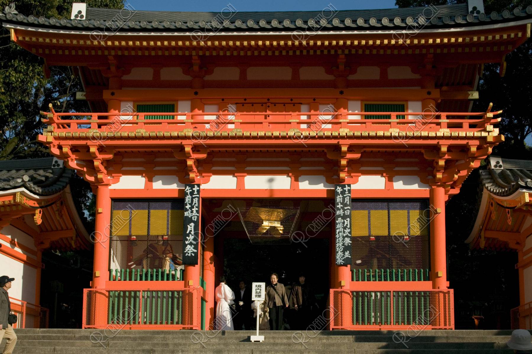 塗り替え後の八坂神社西楼門