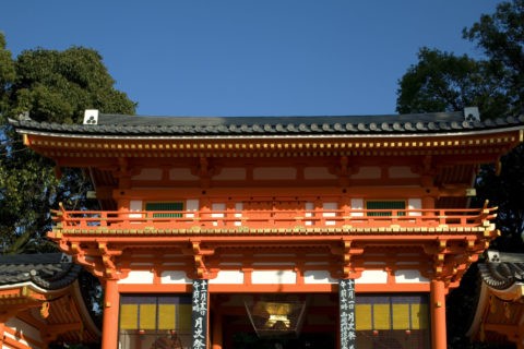 塗り替え後の八坂神社西楼門