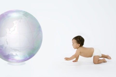 ガラスの地球儀と裸の赤ちゃん ＣＧ