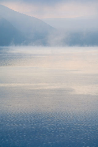 本栖湖の朝霧