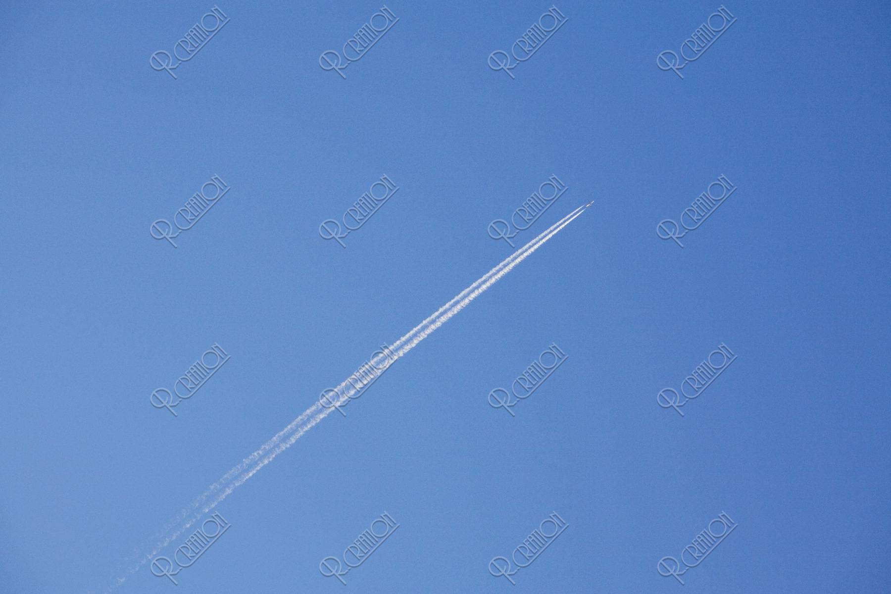 ジェット機と飛行機雲