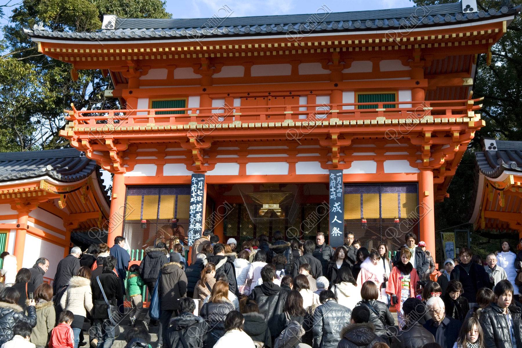 八坂神社 西楼門と初詣の人々