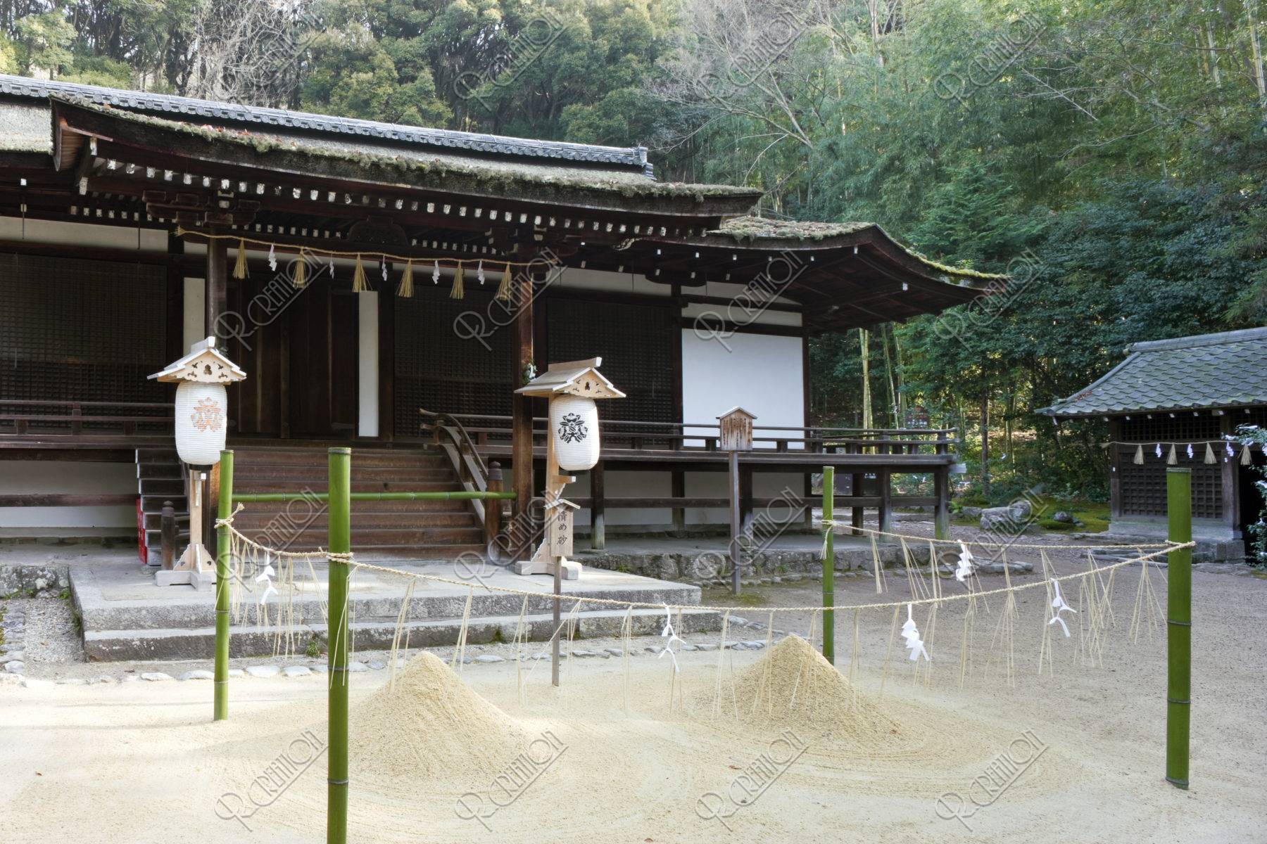 国宝 宇治上神社拝殿と清めの砂 Ｗ