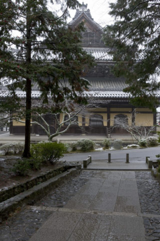 雪の南禅寺法堂