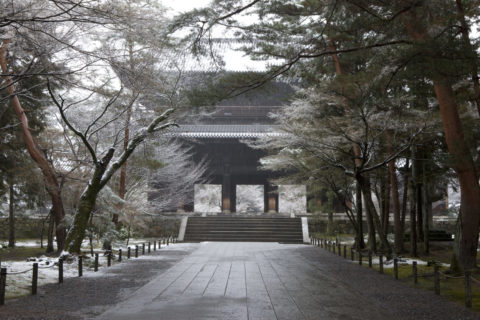 雪の南禅寺三門と参道