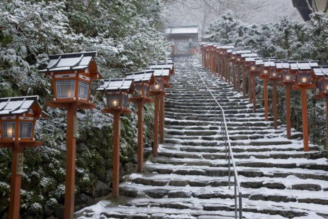雪の貴船神社参道