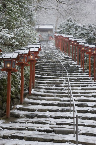 雪の貴船神社参道