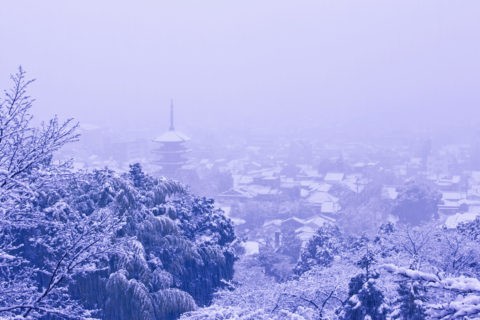 八坂の塔と京都市内の雪景色