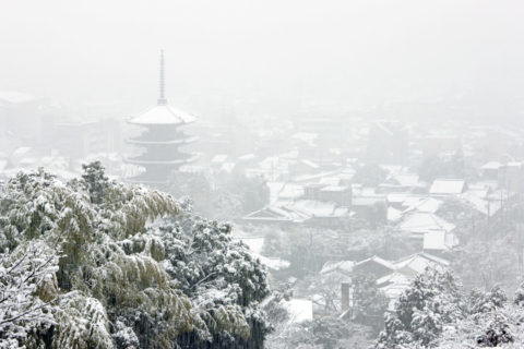 八坂の塔と京都市内の雪景色