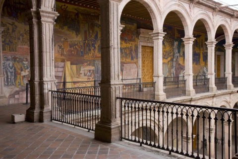 州政庁舎 回廊の壁画 世界遺産