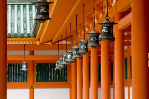 平安神宮回廊と釣り灯篭