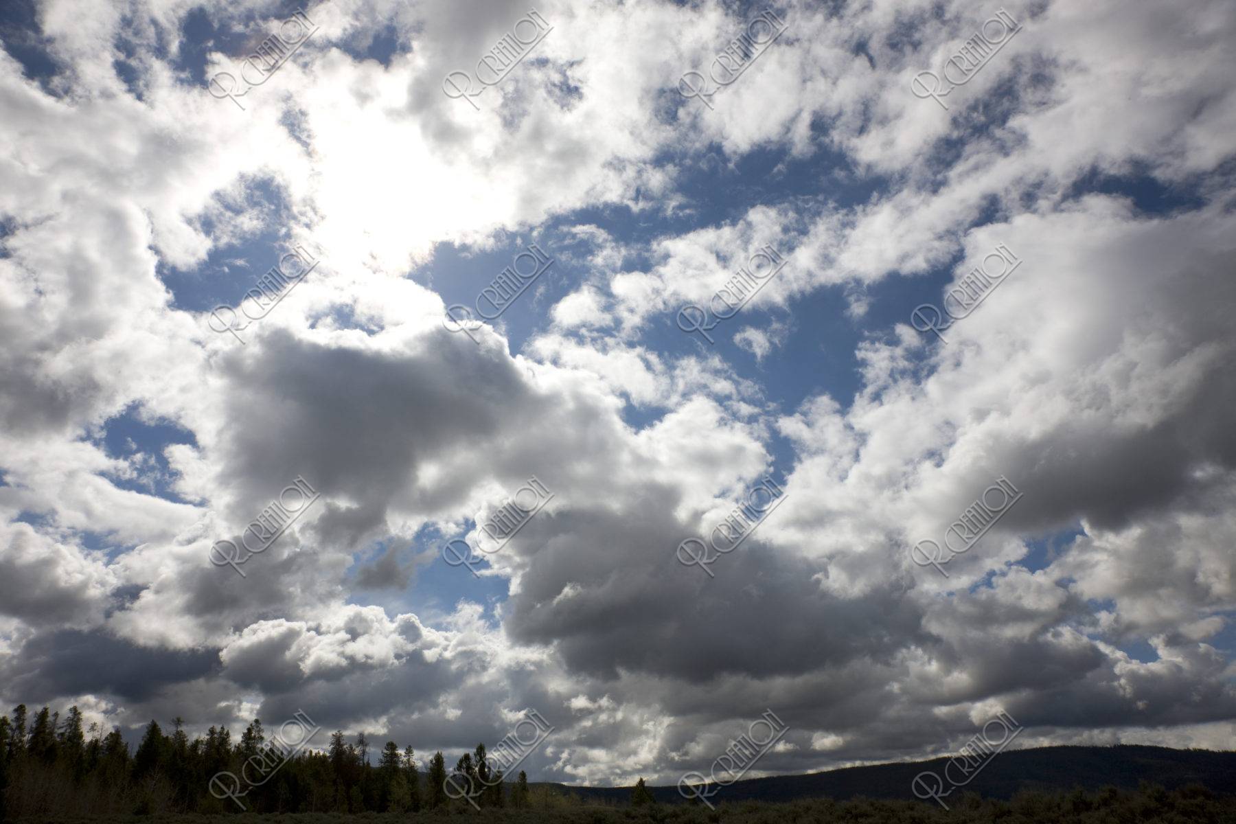 地平線と光る雲 写真 アールクリエーション