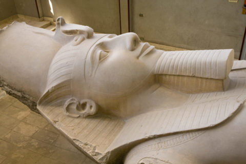 ラムセス２世の巨像