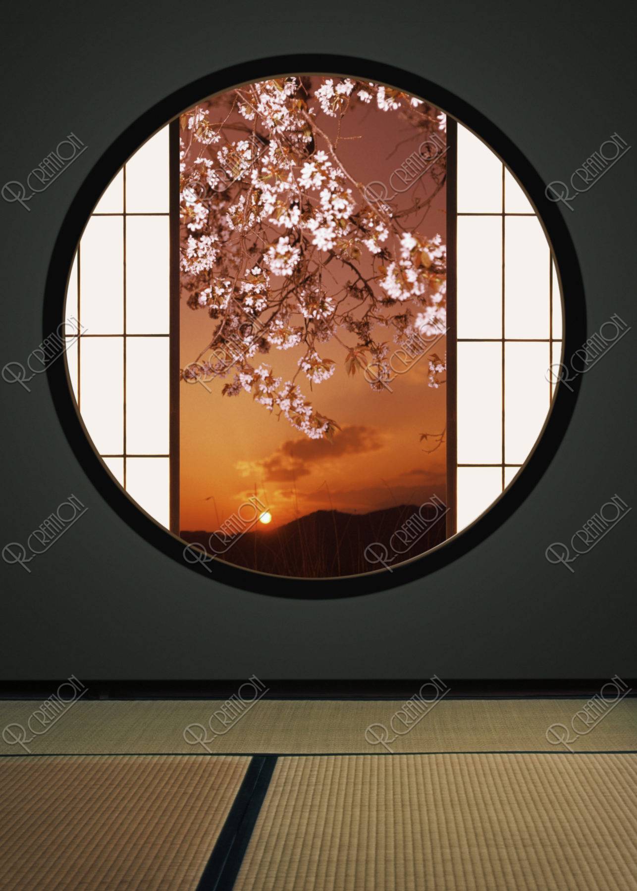丸窓と夕暮れの桜