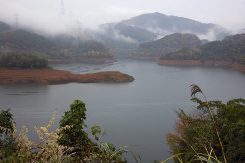 秋の天若湖と朝霧