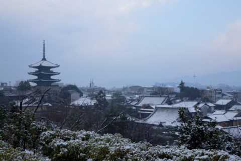 八坂の塔と市内雪景色