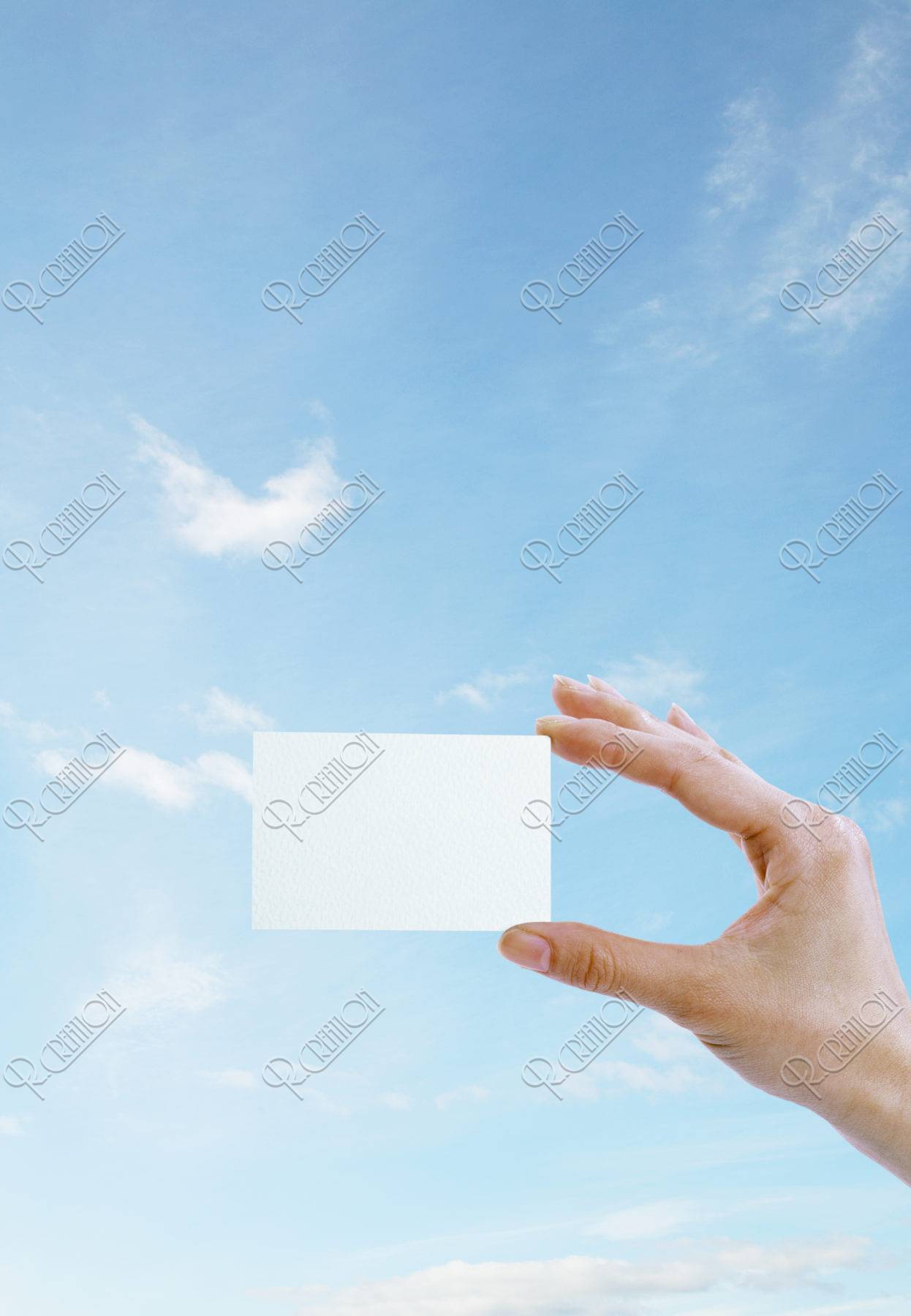 白のカードを持つ手と青空 イラスト Cg アールクリエーション
