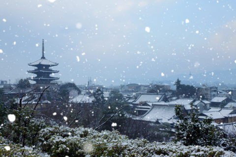 八坂の塔と市内雪景色