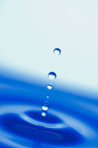 ブルーの水滴と波紋