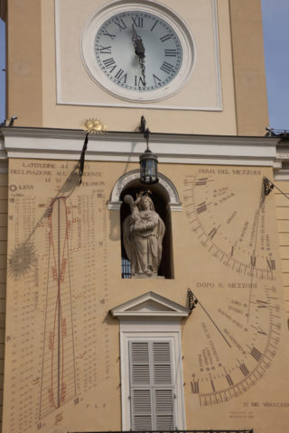 ドォーモ広場 日時計