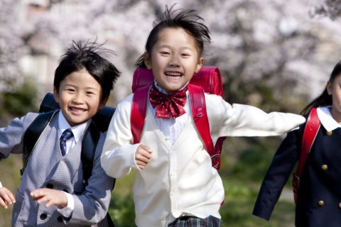 桜と走る小学生