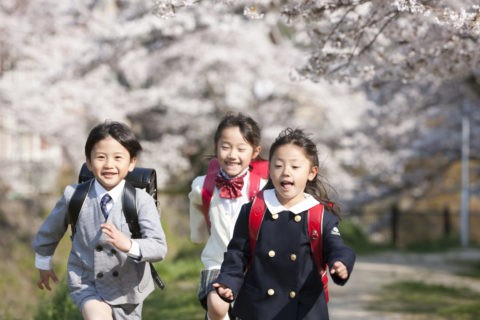 桜と走る小学生