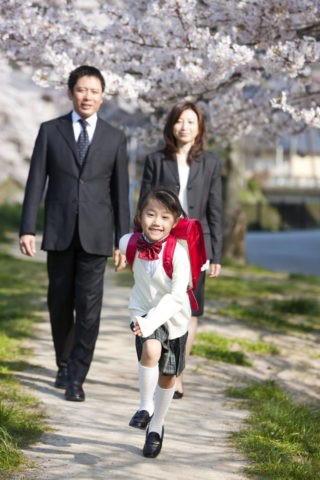 桜の道の家族