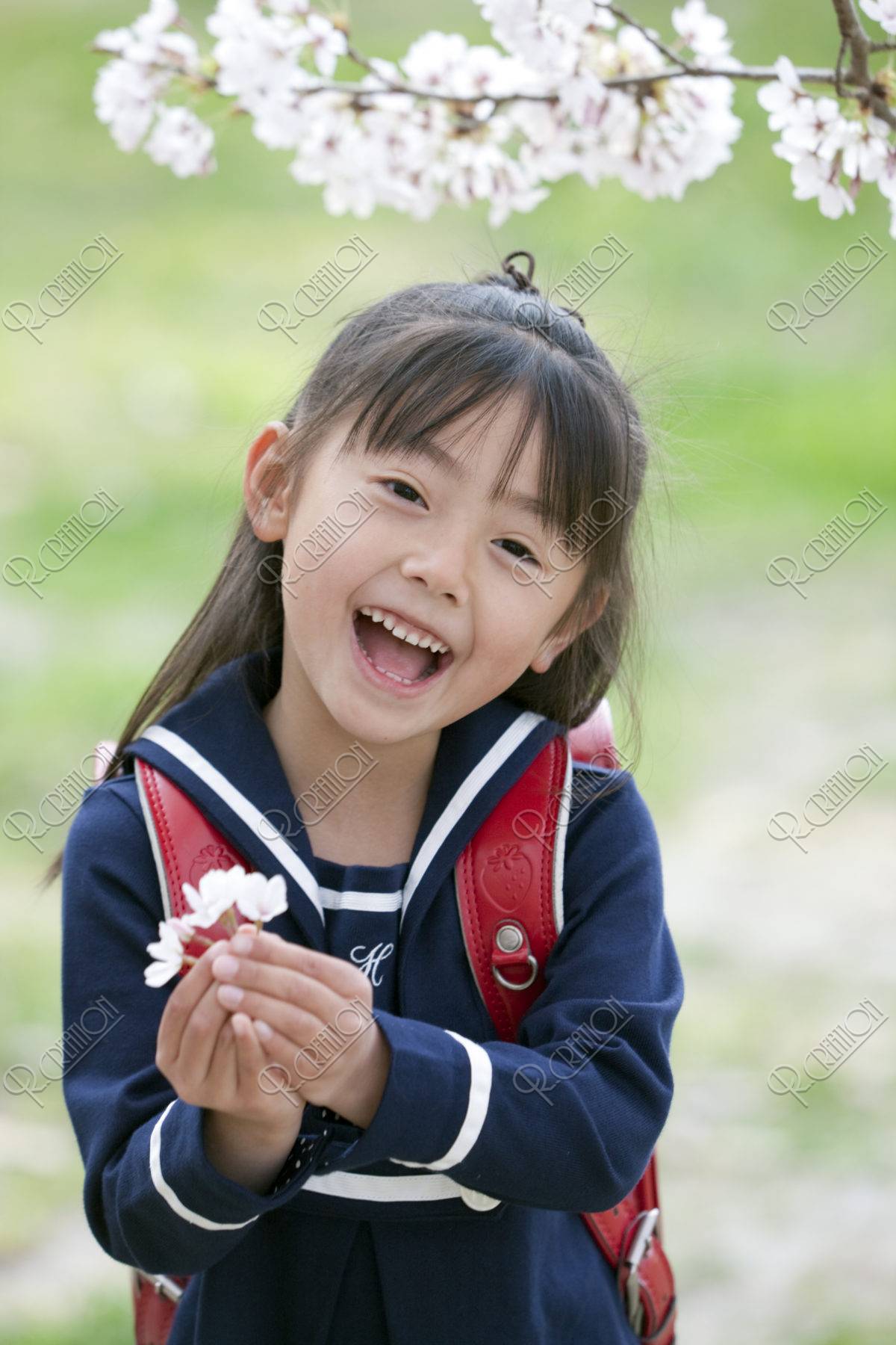 桜の花を持つ小学生