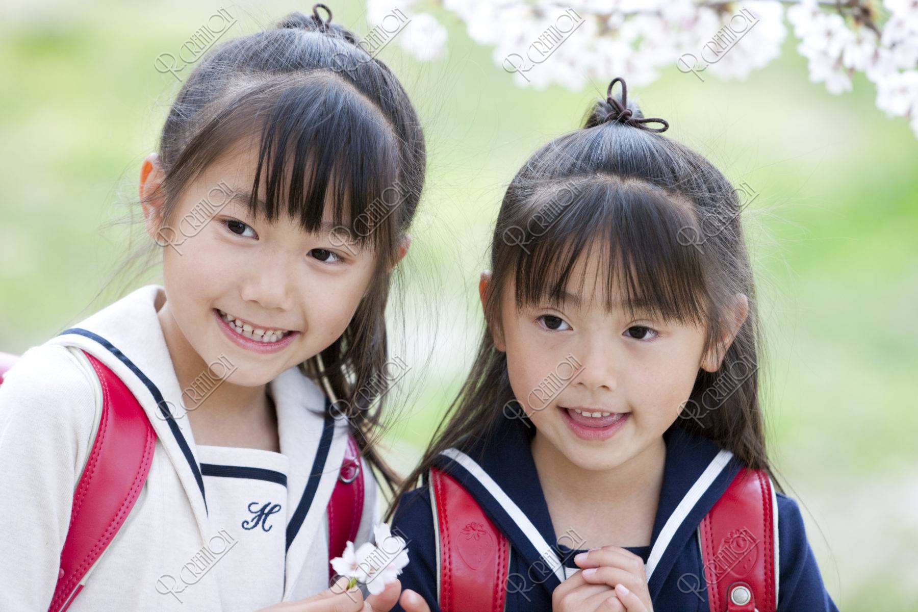 桜の花と小学生