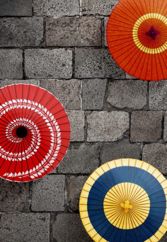 石畳と和傘のイメージ