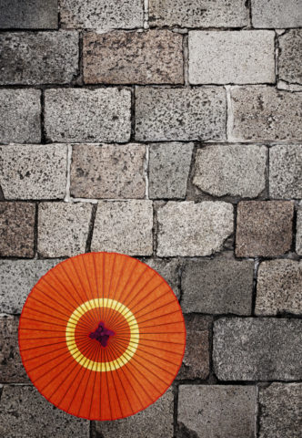 石畳と和傘のイメージ