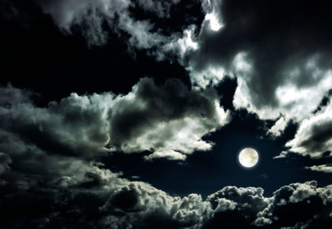 空と雲と満月