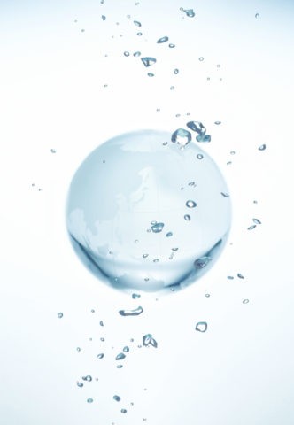 水中に浮かぶ地球イメージ