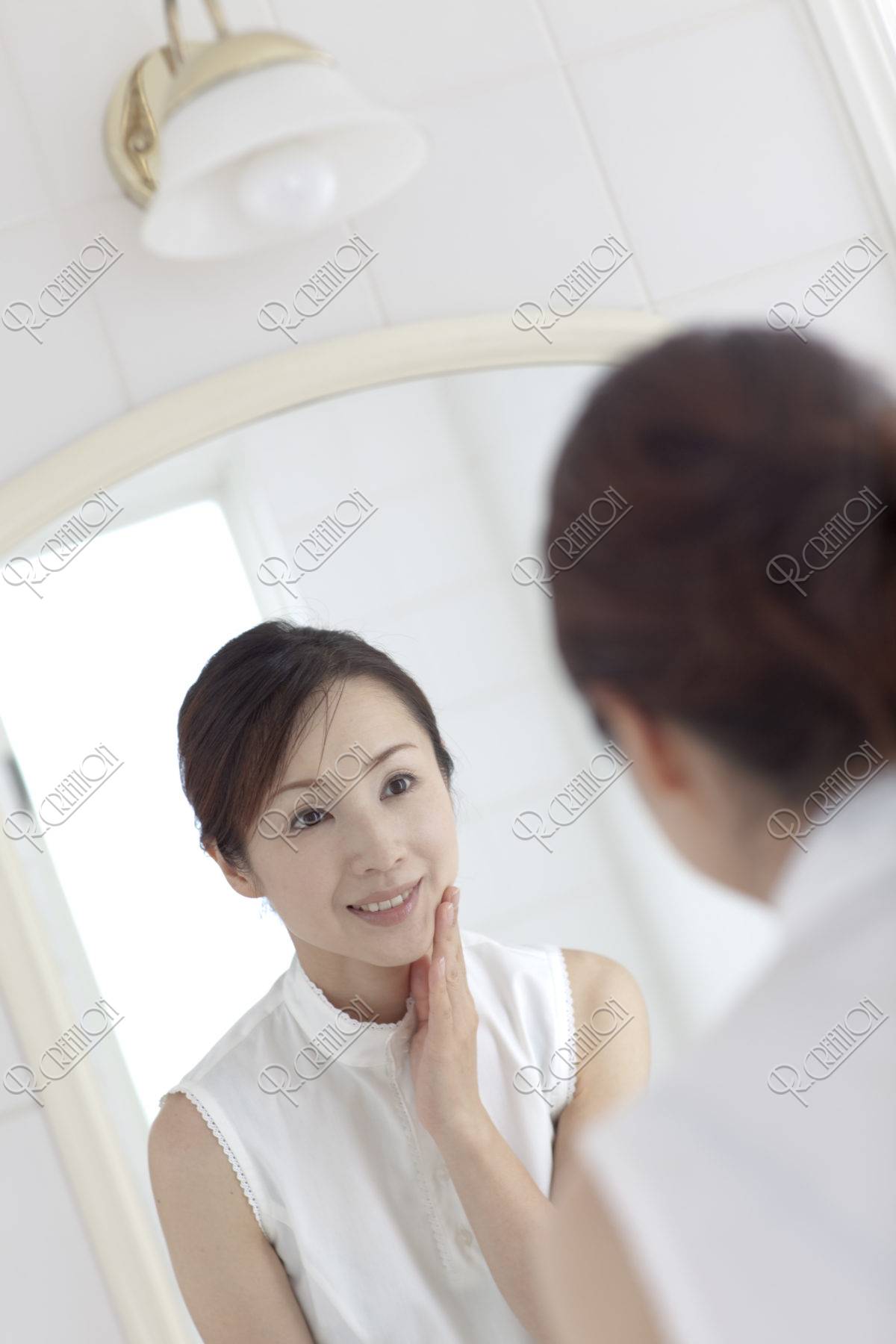 鏡を見る女性 ストックフォト アールクリエーション