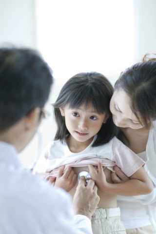診察を受ける女の子と母親